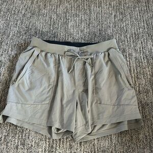 Men’s lulu lemon size Large shorts 7 inch